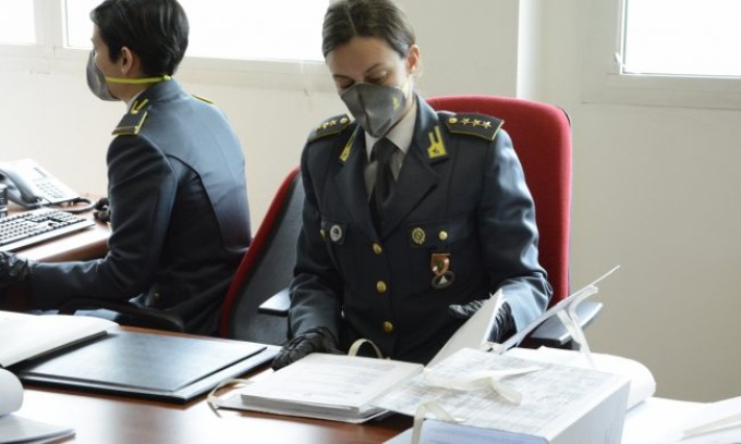 Corruzione, traffico d’armi, spaccio: 54 decreti di fermo per ‘Ndrangheta