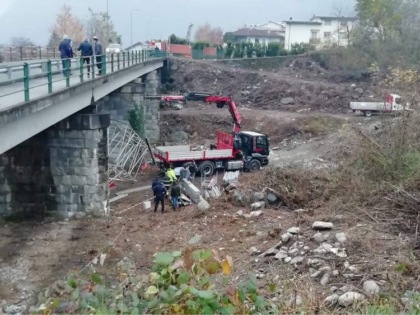 Cede l’impalcatura su un ponte, due feriti