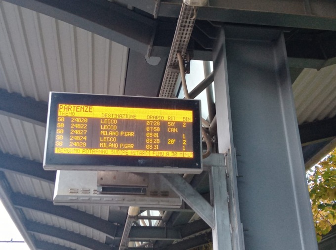 Ennesimo guasto sulla Lecco-Milano: treni cancellati e linea nel caos