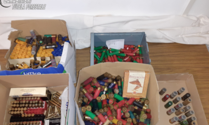 Maxi sequestro di armi, munizioni e animali congelati. Beccato un bracconiere