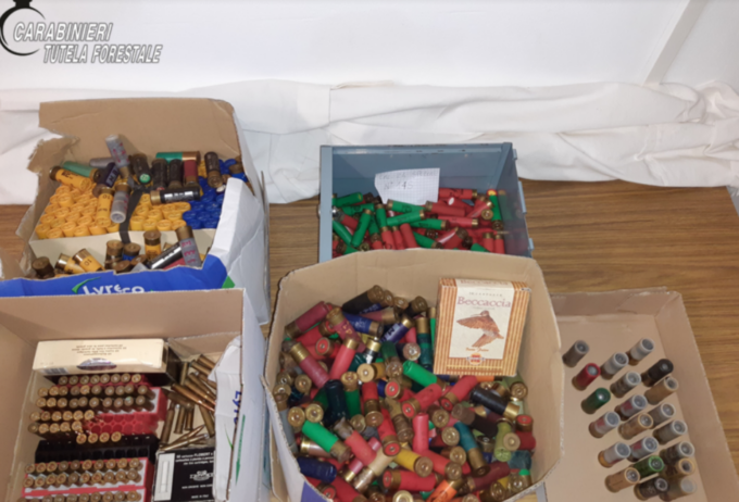 Maxi sequestro di armi, munizioni e animali congelati. Beccato un bracconiere