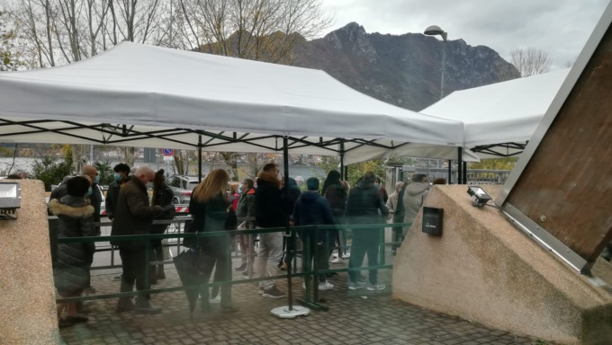 Piattaforma di Poste in tilt: lunghe code al Palataurus per la terza dose