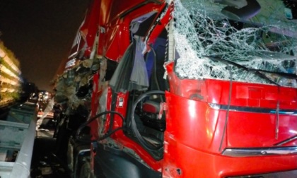 Camion contro camion in autostrada: uno perde il carico e lo semina per chilometri