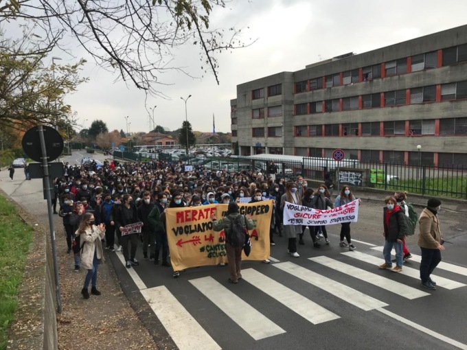 Caloriferi spenti e sicurezza: studenti in piazza per protesta