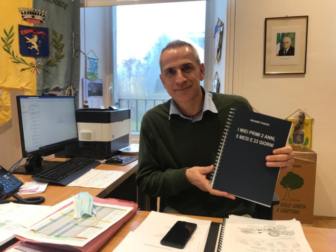 Il sindaco compie 50 anni e offre il caffè ai cittadini