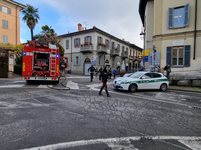 Malore alla guida: esce di strada e si schianta contro la colonnina del gas