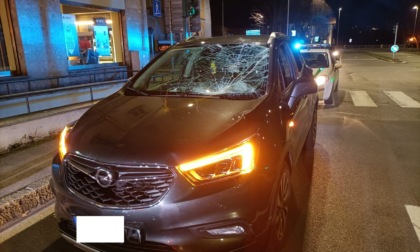 Ciclista di 27 anni investita sulle strisce, è gravissima