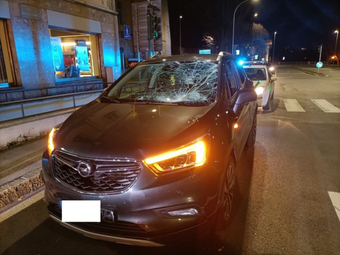 Ciclista di 27 anni investita sulle strisce, è gravissima