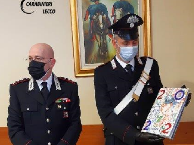Carlo Lucarelli e il Maestro Sandro Chia  per il Calendario Storico dell’Arma 2022