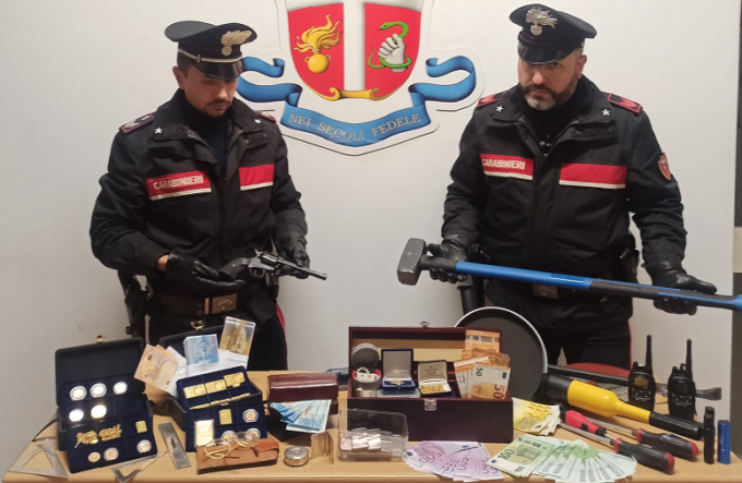 Beccato con una cassaforte con gioielli e lingotti d’oro e argento: arrestato