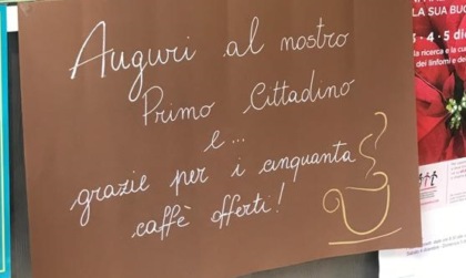 Il sindaco compie 50 anni e offre il caffè ai cittadini