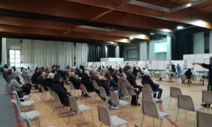 Coronavirus: 35 nuovi casi a Lecco, 92 a Bergamo. Si cercano nuovi spazi per creare centri vaccinali per la terza dose