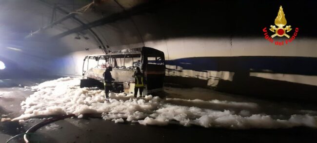 gli-eroi-del-bus-incendiato-foto-incidente-3