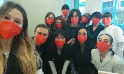 Una mascherina rossa per dire “stop” alla violenza sulle donne