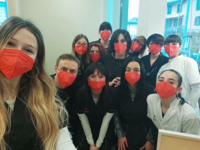 Una mascherina rossa per dire “stop” alla violenza sulle donne