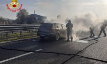 Auto a fuoco sulla Statale 36: intervento di sanitari e pompieri