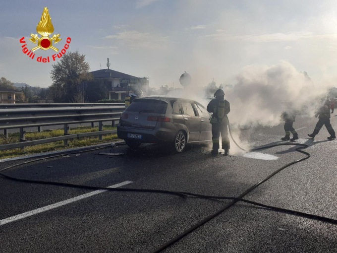 Auto a fuoco sulla Statale 36: intervento di sanitari e pompieri
