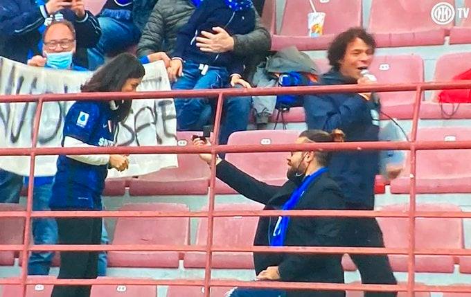 “Ha detto sì!”, il video della proposta di matrimonio a San Siro