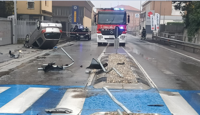 Auto abbatte i pali, vola sulla carreggiata opposta e si ribalta