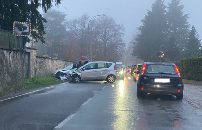 Schianto davanti a Villa Greppi: escono di strada e finiscono contro il muro