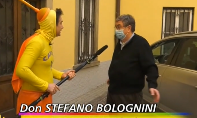 Striscia la Notizia in paese per le campane troppo rumorose. E il don non l’ha presa bene…