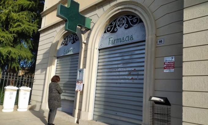 Titolare e direttore senza vaccino, Carabinieri e Ats chiudono farmacia in Brianza