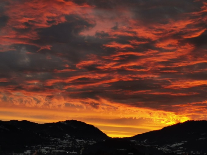 Alba infuocata sul Lecchese, lo spettacolo arriva dal cielo