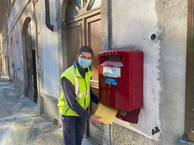 Spedite migliaia di letterine a Babbo Natale. La dolce testimonianza di un postino lecchese