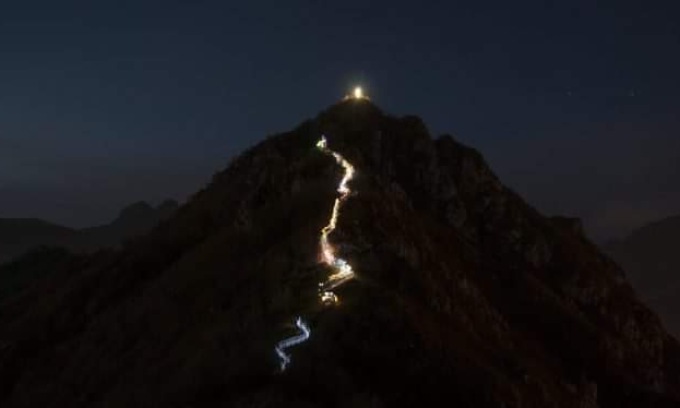 Fiaccolate dell’Antivigilia: stasera tornano ad illuminarsi i monti