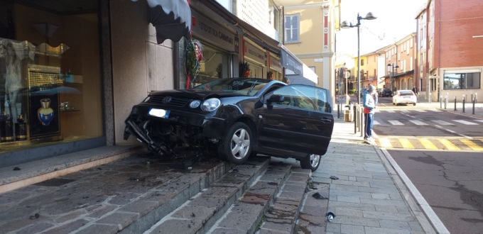 Sbanda e finisce contro un muro LE FOTO DELL’INCIDENTE