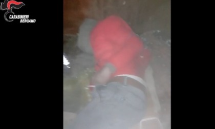 Sequestra, incappuccia e pesta a sangue l’amante della moglie, poi lo abbandona in strada