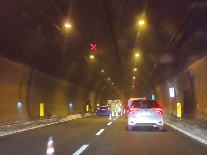 Incidente tra due auto e un furgone nel Barro: lunghe code