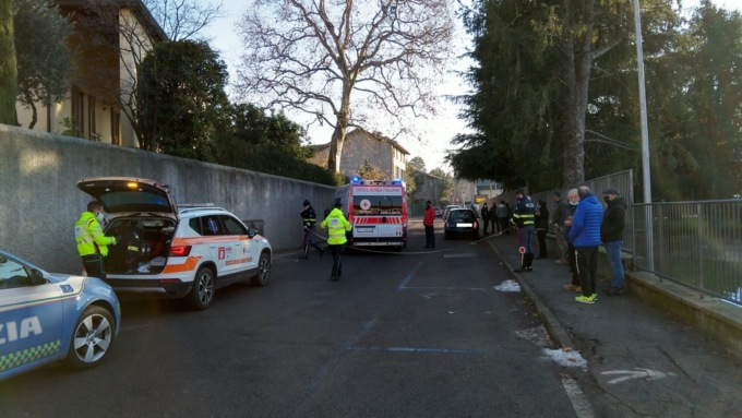 Investito vicino alle scuole: 70enne in codice rosso