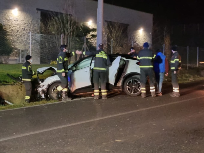 Carambola tra Brivio ed  Airuno, dopo lo scontro le auto finiscono fuori strada, due in ospedale