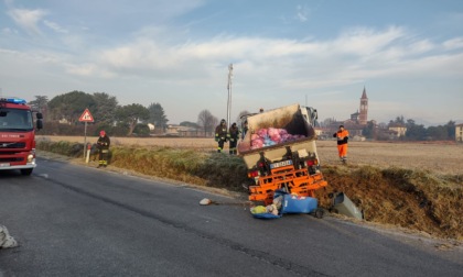 Camion della nettezza urbana esce di strada e finisce nel fosso