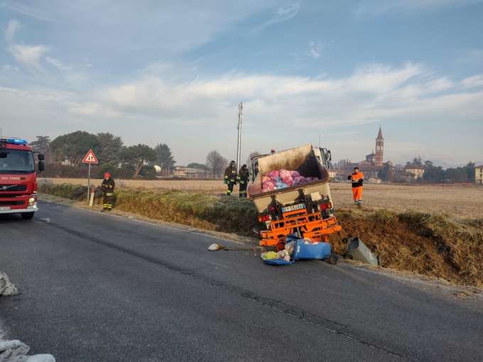 Camion della nettezza urbana esce di strada e finisce nel fosso