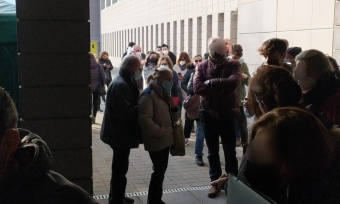 Vaccinazioni in tilt all’ospedale Manzoni: troppi in coda al freddo, utenti rimbalzati al Palataurus