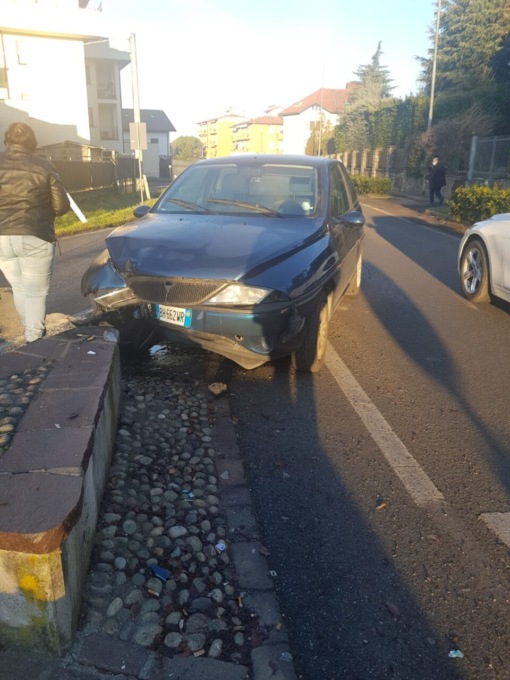 Schianto alla rotonda: auto finisce contro il muro per il riflesso del sole LE FOTO