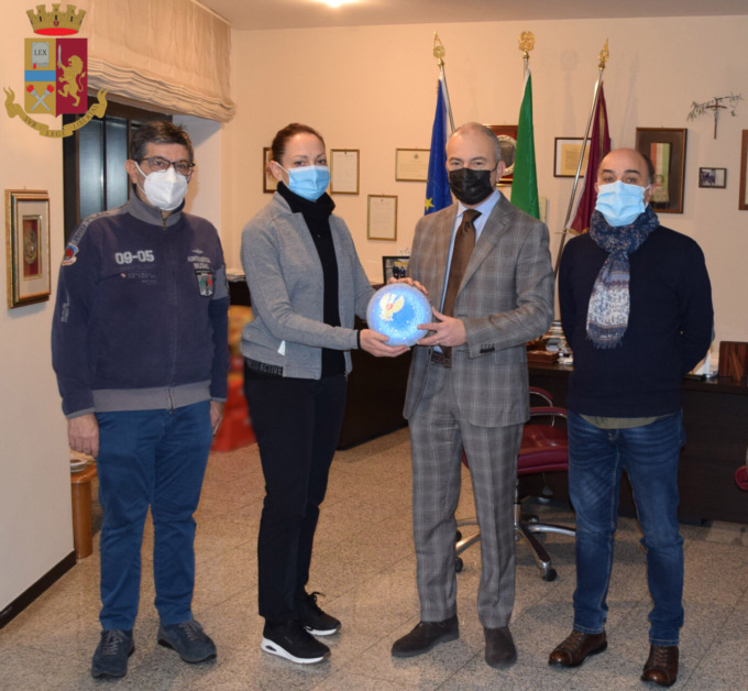 Rubato, e poi ritrovato, l’addobbo della Polizia di Stato sull’albero dei lecchesi