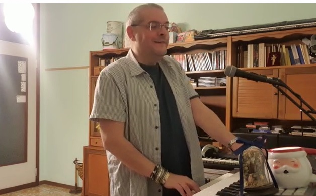 Gli auguri di Natale in musica del sacrestano Franco Crippa