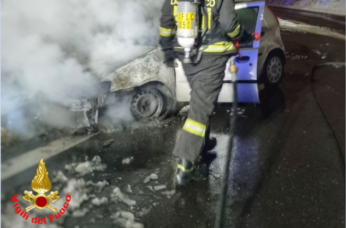 Neve: auto fuori strada, camion bloccati e alberi caduti, notte intensa per i pompieri