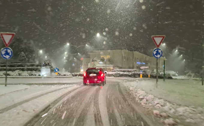 La neve ha imbiancato il Lecchese nel giorno dell’Immacolata, foto e video
