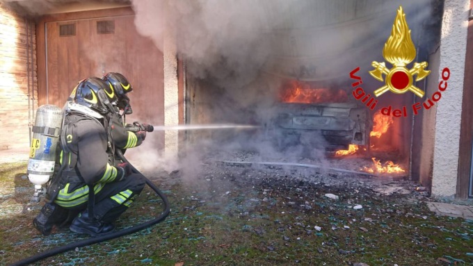 Auto a fuoco in un box: lungo intervento dei Vigili del fuoco