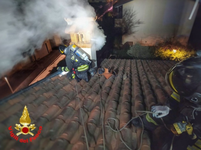 Ennesimo incendio tetto, l’appello dei pompieri: “Pulite le canne fumarie”