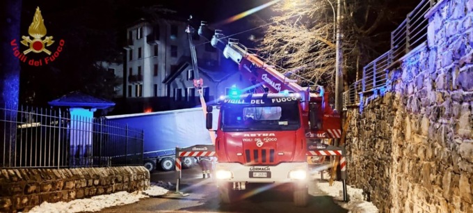 Camion incastrato: maxi gru e 4 ore di lavoro per liberarlo