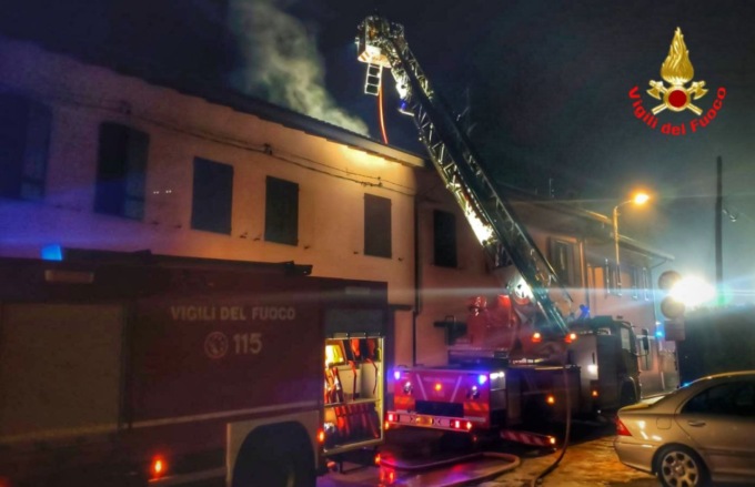 Ancora un incendio tetto: 4 squadre di Vigili del Fuoco per domarlo