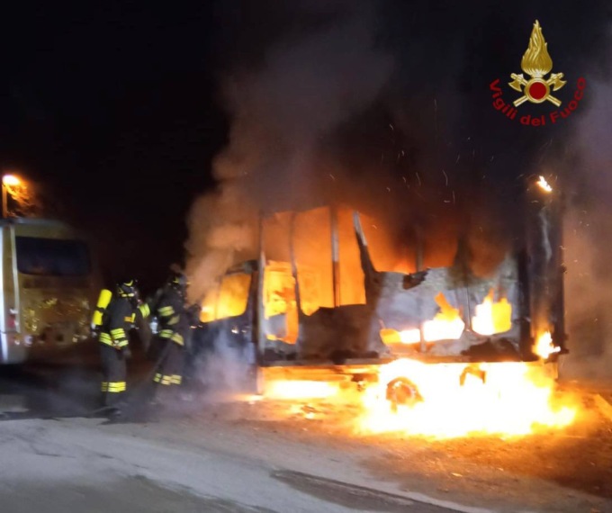 Furgone divorato dalle fiamme, immagini impressionanti