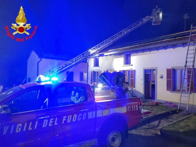 Incendio tetto: 4 squadre dei Vigili del fuoco salvano l’abitazione