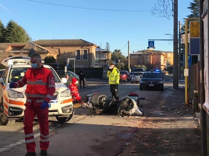 Scontro auto-moto a Merate: motociclista a terra FOTO
