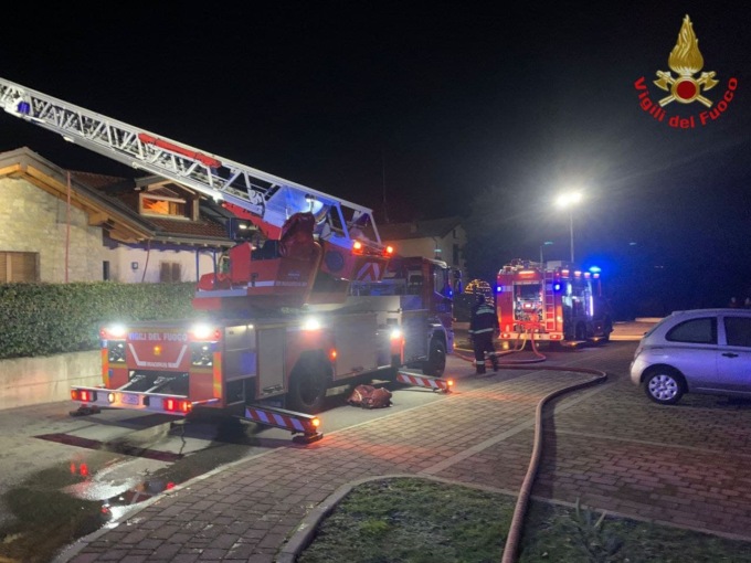 Merate, in fiamme un tetto in via San Vincenzo FOTO